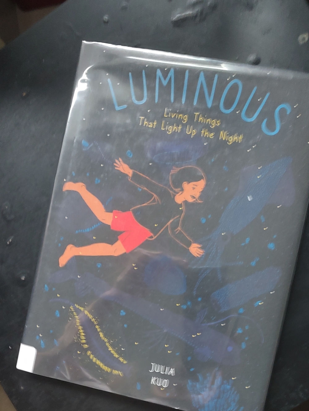 Luminous: Living Things That Light Up the Night 📚 ,Julia Kuo